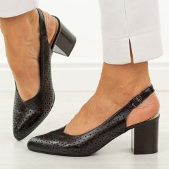 Czarne ażurowe czółenka damskie M.Daszyński 2263A-7. Czarne czółenka damskie M.Daszyński, w ażurowe wzory, ze skóry, casualowe, bez obcasa, na słupku, bez zapięcia. Za 169.00 zł.