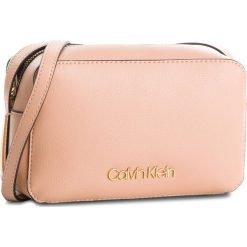 Torebka CALVIN KLEIN - Frame Camera Bag K60K604372 628. Listonoszki damskie marki Calvin Klein. W wyprzedaży za 299.00 zł.