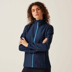 Damska kurtka softshell Ablaze z nadrukiem. Niebieskie kurtki sportowe damskie Regatta, na jesień, bez wzorów, z softshellu, bez kaptura, trekkingowe. Za 199.99 zł.