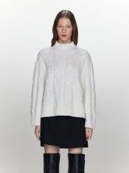 Sweter z cekinowymi aplikacjami - złamana biel. Swetry damskie Reserved, l, z aplikacjami, z dzianiny, bez kołnierzyka, bez ramiączek, bez kaptura. W wyprzedaży za 119.99 zł.