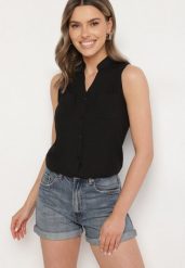 Czarna Wiskozowa Koszula Ozdobiona Kieszeniami Lumevare. Czarne bluzki damskie Born2be, l, bez wzorów, z jeansu, eleganckie, bez kołnierzyka, bez ramiączek. Za 39.99 zł.