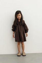 MINI sukienka o luźnym kroju w kolorze CACAO BROWN - RAYA-80-86 (12-18). Brązowe sukienki dla dziewczynek Marsala, bez wzorów, z bawełny, bez ramiączek, długie. W wyprzedaży za 58.46 zł.