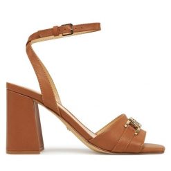 Sandały Guess. Brązowe sandały damskie Guess, z aplikacjami, bez obcasa, na słupku, bez zapięcia. Za 449.99 zł.