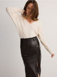 Sweter z domieszką wełny - kremowy. Białe swetry damskie Reserved, l, bez wzorów, z dzianiny, bez kołnierzyka, bez ramiączek, bez kaptura. W wyprzedaży za 69.99 zł.