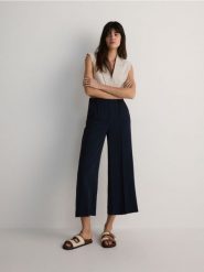 Spodnie culotte z wiskozą - granatowy. Niebieskie spodnie materiałowe damskie Reserved, l, bez wzorów, z tkaniny. W wyprzedaży za 79.99 zł.