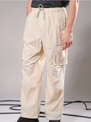 Spodnie - beżowy. Brązowe spodnie materiałowe męskie Sinsay, bez wzorów. W wyprzedaży za 17.99 zł.