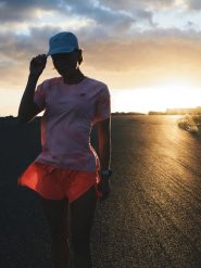 4F Spodenki do biegania szybkoschnące damskie - różowe S. Czerwone szorty sportowe damskie 4f, s, bez wzorów, z materiału, z podwyższonym stanem, do biegania. Za 149.99 zł.