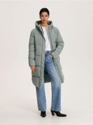 Ocieplany płaszcz - jasny zielony. Zielone płaszcze damskie Reserved, l, bez wzorów, z tkaniny, bez kaptura. W wyprzedaży za 65.99 zł.