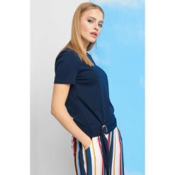 Koszulka z okrągłą klamrą. Bluzki damskie marki Orsay. Za 49.99 zł.