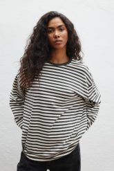 Longsleeve typu oversize w paski BEŻOWO GRAFITOWE - LOWEN-XS/S. Brązowe bluzki damskie Marsala, s, bez wzorów, z bawełny, klasyczne, bez kołnierzyka, bez ramiączek. Za 229.90 zł.