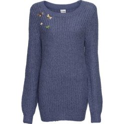 Sweter dzianinowy z odpinanymi broszkami bonprix indygo. Niebieskie swetry damskie bonprix, z dzianiny. Za 109.99 zł.