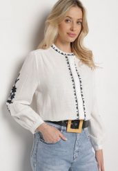Biało-Niebieska Bawełniana Koszula Bez Kołnierzyka Zdobiona Haftem Gonavia. Białe bluzki damskie Born2be, l, z aplikacjami, z bawełny, eleganckie, bez kołnierzyka, bez ramiączek. Za 99.99 zł.