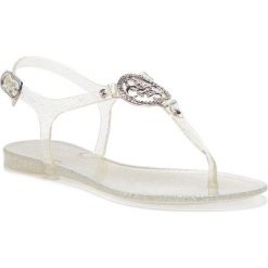 Sandały GUESS - Jacode FL6JAC RUB21 SILVE. Szare klapki damskie Guess, z aplikacjami, z tworzywa sztucznego, bez obcasa, na obcasie. W wyprzedaży za 209.00 zł.
