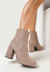 Ciemnobeżowe Botki na Słupku z Imitacji Zamszu Susiyah. Brązowe botki damskie Born2be, z jeansu, glamour, bez obcasa, na obcasie, bez zapięcia. Za 169.99 zł.
