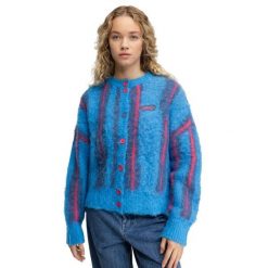 Damski kardigan z dzianiny Siroko Apollo-W Blue. Niebieskie kardigany damskie SIROKO, na zimę, bez wzorów, z dzianiny, bez kołnierzyka, bez ramiączek, bez kaptura. Za 169.00 zł.