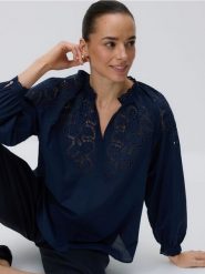 Bluzka z ażurową wstawką - granatowy. Niebieskie bluzki damskie Reserved, l, w ażurowe wzory, z bawełny, bez kołnierzyka, bez ramiączek. Za 129.99 zł.