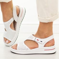 Białe skórzane sandały damskie T.Sokolski 26-31. Białe sandały damskie Sokolski, bez wzorów, z jeansu, bez obcasa, na platformie, bez zapięcia. Za 219.00 zł.