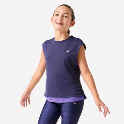 Koszulka sportowa dla dzieci 2 w 1. Fioletowe bluzki dla dziewczynek Decathlon, bez wzorów, z materiału, bez kołnierzyka, bez ramiączek. Za 49.99 zł.