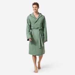Szlafrok na basen męski Decathlon Compact z mikrofibry. Zielone szlafroki męskie Decathlon, m, bez wzorów, z materiału, bez ramiączek, z kapturem. Za 79.99 zł.