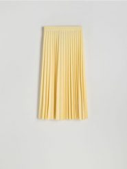 Plisowana spódnica midi - jasnożółty. Żółte spódnice damskie Reserved, l, bez wzorów, z dzianiny, midi, proste. W wyprzedaży za 59.99 zł.