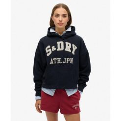 Bluza z kapturem Ath Ess Appliq Relaxed. Niebieskie koszulki sportowe damskie Superdry., bez wzorów, z bawełny, bez kołnierzyka, bez ramiączek. W wyprzedaży za 266.10 zł.