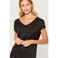 Koszulka z koronkową lamówką - Czarny. Czarne t-shirty damskie Mohito, z koronki. Za 59.99 zł.