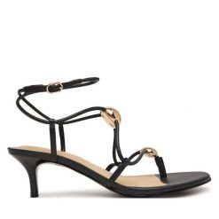 Sandały Guess. Czarne sandały damskie Guess, z aplikacjami, bez obcasa, na szpilce, bez zapięcia. Za 494.99 zł.