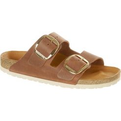 Klapki damskie Birkenstock Arizona. Brązowe klapki damskie Birkenstock, bez wzorów, z materiału, bez obcasa. Za 691.60 zł.