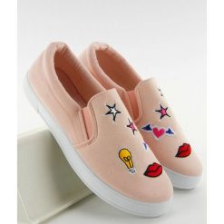 Slipony z naszywkami JX41P Pink. Czerwone trampki i tenisówki damskie ButyModne, z aplikacjami, bez zapięcia. W wyprzedaży za 64.29 zł.