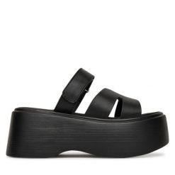 Klapki DeeZee. Czarne klapki damskie DeeZee, bez wzorów, bez obcasa. Za 83.99 zł.