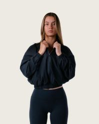 Damska krótka kurtka z pełnym zamkiem, oversize, na siłownię i miasto – czarny. Czarne kurtki damskie AESTHETIC WOLF, l, bez wzorów, z bawełny, bez kaptura. Za 289.99 zł.