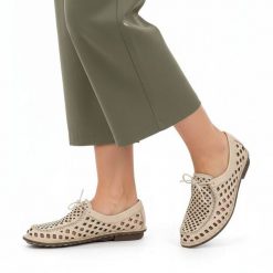 Półbuty damskie Artiker, cholewka skóra naturalna ażurowa perforacja sznurowanie z przodu miękka linia niski fason elastyczne wykończenie zaokrąglony. Brązowe półbuty damskie Artiker, na lato, w ażurowe wzory, z jeansu, eleganckie, bez obcasa, bez zapięcia. Za 188.90 zł.