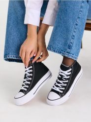 Klasyczne trampki za kostkę z grubszą podeszwą - czarny. Czarne trampki i tenisówki damskie Sinsay, bez wzorów, klasyczne, za kostkę, bez zapięcia. Za 49.99 zł.