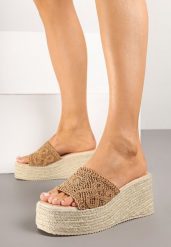 Ciemnobeżowe Klapki na Plecionym Koturnie w Stylu Boho Sonadora. Brązowe klapki damskie Born2be, bez wzorów, boho, bez obcasa, na koturnie. Za 109.99 zł.