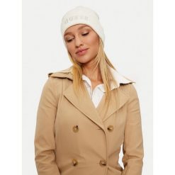 Czapka Guess. Białe czapki i kapelusze damskie Guess, na zimę, z aplikacjami. Za 109.99 zł.