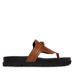 Japonki Guess. Brązowe klapki damskie Guess, z aplikacjami, bez obcasa. Za 549.99 zł.