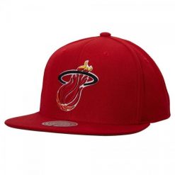Czapka z daszkiem męska do koszykówki Mitchell & Ness NBA Miami Heat czerwona. Czerwone czapki i kapelusze męskie Mitchell & Ness, bez wzorów, z materiału, klasyczne. Za 149.00 zł.