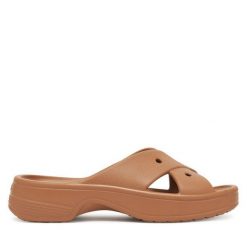 Klapki Crocs. Brązowe klapki damskie Crocs, bez wzorów, bez obcasa. Za 179.99 zł.