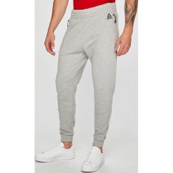 Reebok - Spodnie. Szare spodnie sportowe męskie Reebok, z bawełny. W wyprzedaży za 249.90 zł.
