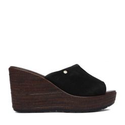 Klapki Lasocki. Czarne klapki damskie Lasocki, bez wzorów, bez obcasa. Za 179.99 zł.