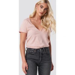 NA-KD Basic T-shirt z dekoltem V - Pink. Różowe t-shirty damskie NA-KD Basic, z bawełny. Za 52.95 zł.