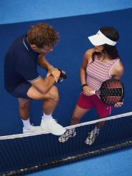 4F Top slim z prążkowanej dzianiny damski - różowy L. Czerwone koszulki sportowe damskie 4f, l, bez wzorów, z bawełny, bez kołnierzyka, bez ramiączek, tenisowe. Za 59.99 zł.