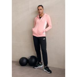 Dres Puma Damski z Kapturem. Czerwone obuwie sportowe damskie Puma, bez wzorów, z dresówki, na fitness i siłownię. W wyprzedaży za 264.40 zł.