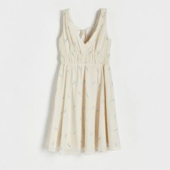 Sukienka z kwiatowym haftem - kremowy. Białe sukienki damskie Reserved, l, bez wzorów, z tkaniny, bez kołnierzyka, bez ramiączek. W wyprzedaży za 79.99 zł.