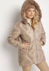 Beżowa Pikowana Kurtka z Kapturem z Odpinanym Futerkiem Sevea. Brązowe kurtki damskie Born2be, plus size, bez wzorów, z jeansu, z kapturem. Za 219.99 zł.