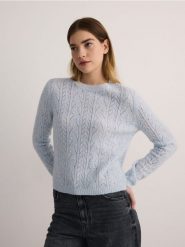 Sweter z ażurowym wzorem - jasnoniebieski. Niebieskie swetry damskie Reserved, l, w ażurowe wzory, z dzianiny, klasyczne, bez kołnierzyka, bez ramiączek, bez kaptura. W wyprzedaży za 39.99 zł.