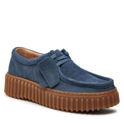 Półbuty Clarks. Czarne półbuty damskie Clarks, bez wzorów, bez obcasa, na płaskiej podeszwie, bez zapięcia. Za 529.99 zł.