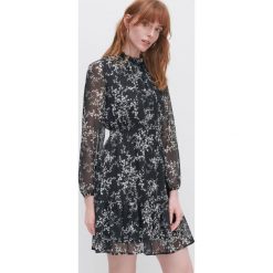 Wzorzysta sukienka - Czarny. Czarne sukienki damskie Reserved, bez wzorów, bez kołnierzyka, bez ramiączek. Za 139.99 zł.
