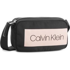 Torebka CALVIN KLEIN - Block Out Small Cros K60K604278 001. Listonoszki damskie marki Calvin Klein. W wyprzedaży za 229.00 zł.