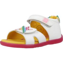 Sandały AGATHA RUIZ DE LA PRADA 242901A Biały. Białe sandały damskie Agatha Ruiz de la Prada, bez wzorów, ze skóry, bez obcasa, bez zapięcia. Za 159.99 zł.